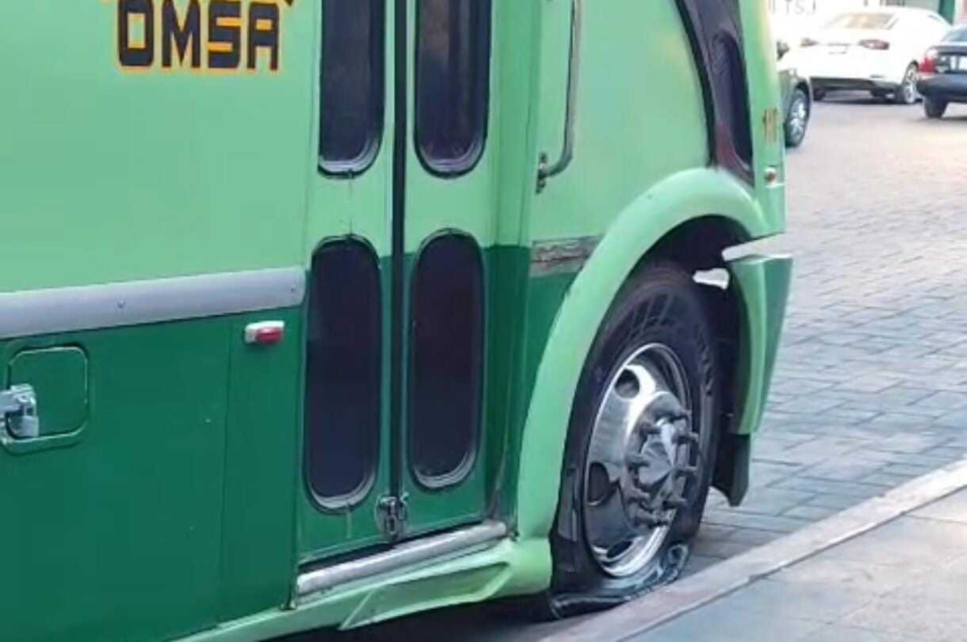 Ponchadura de llanta de autobús de pasajeros en centro de Cuernavaca