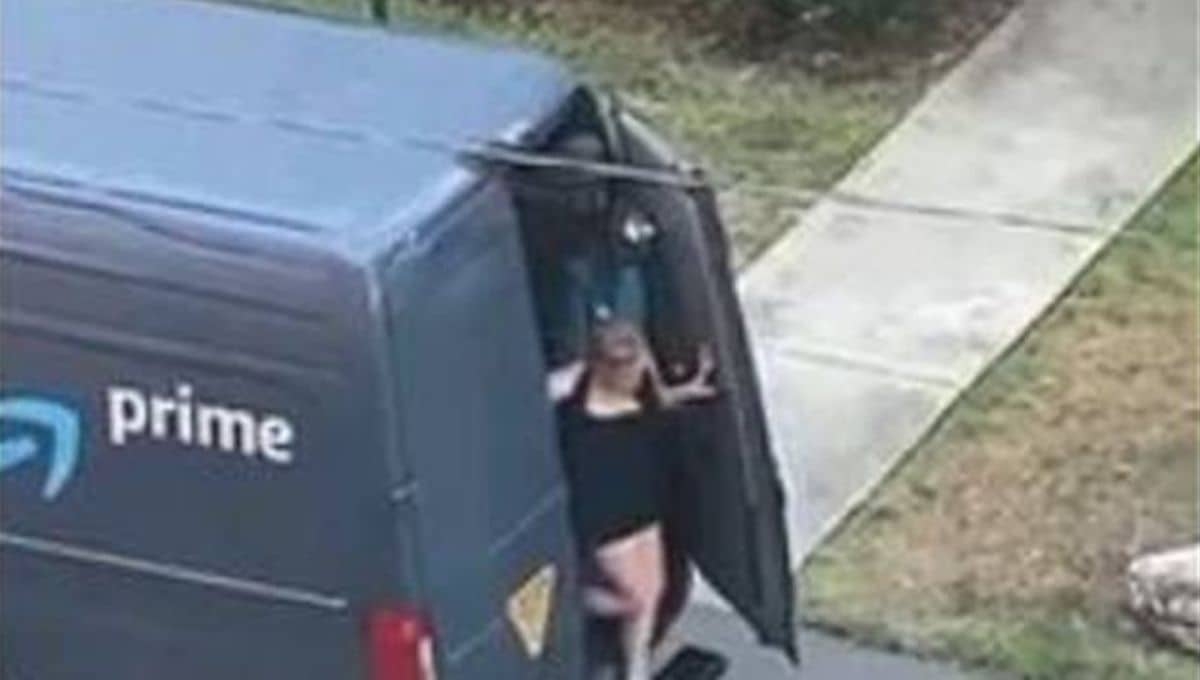 Captan a repartidor de Amazon "entregando" a una mujer