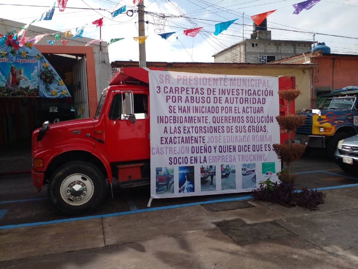 Camiones materialistas bloquean primer cuadro de Zacatepec