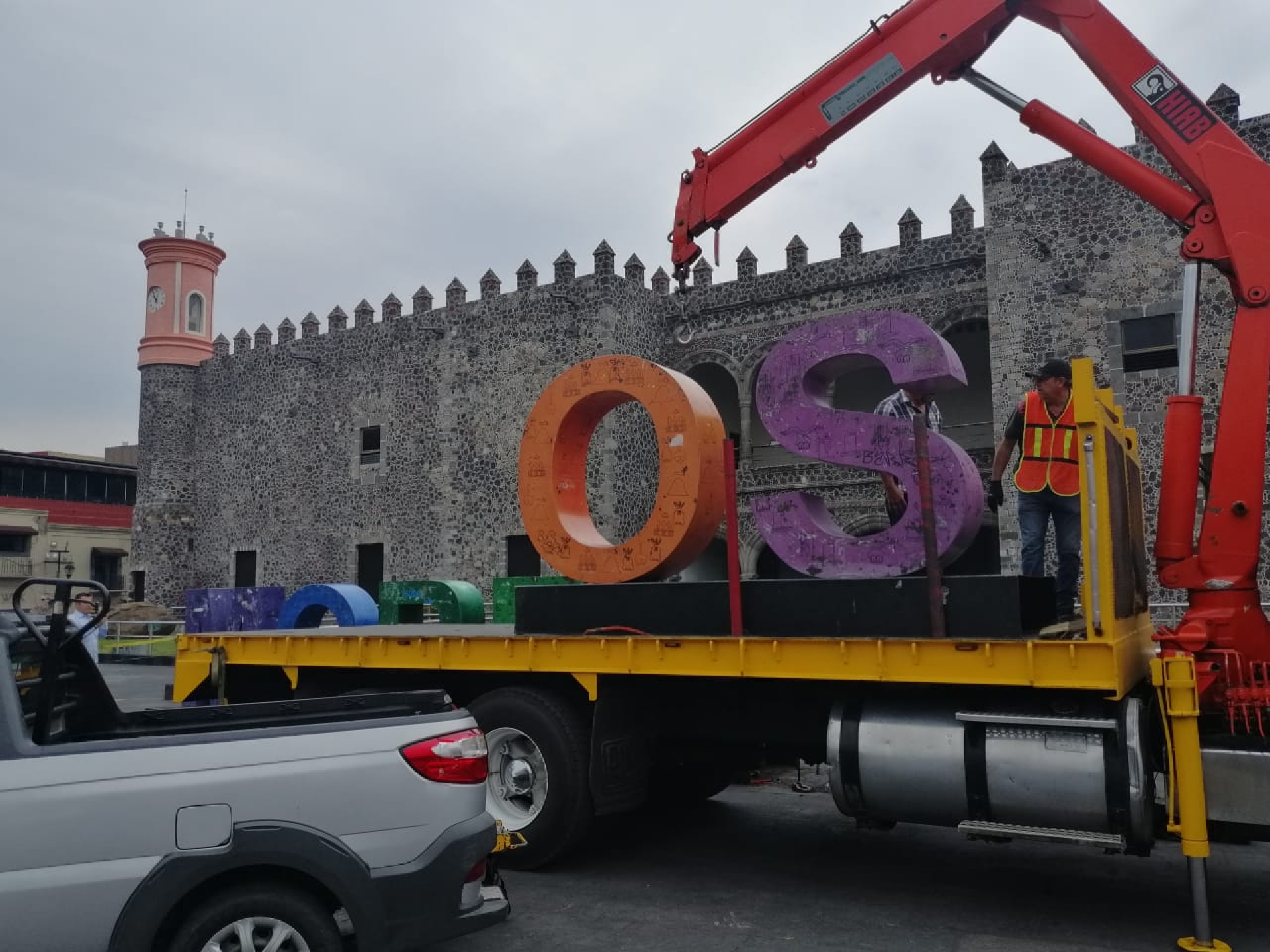 Remueven letrero 'Morelos' de explanada del palacio de Cortés