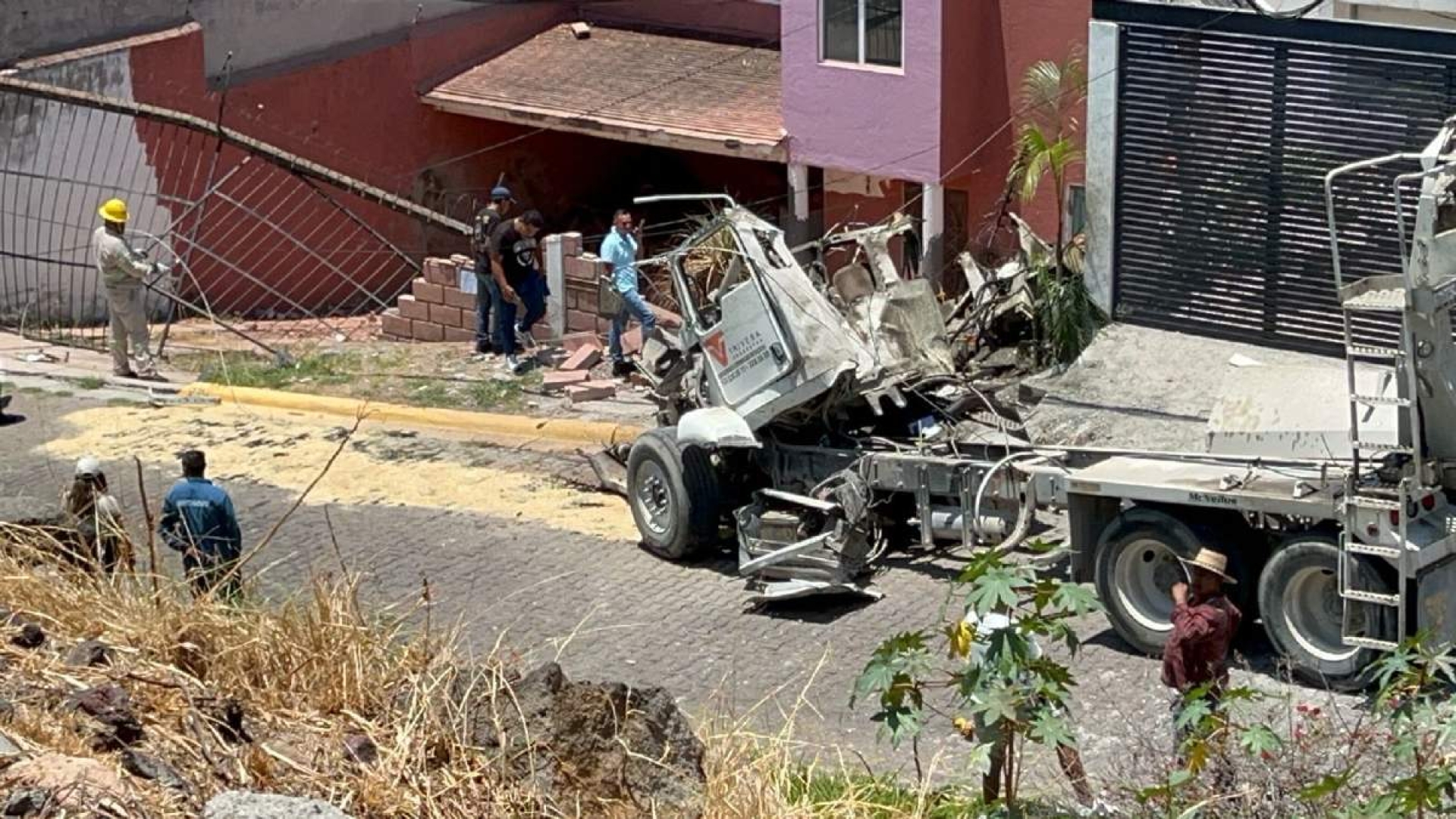 Se impacta camión contra una casa