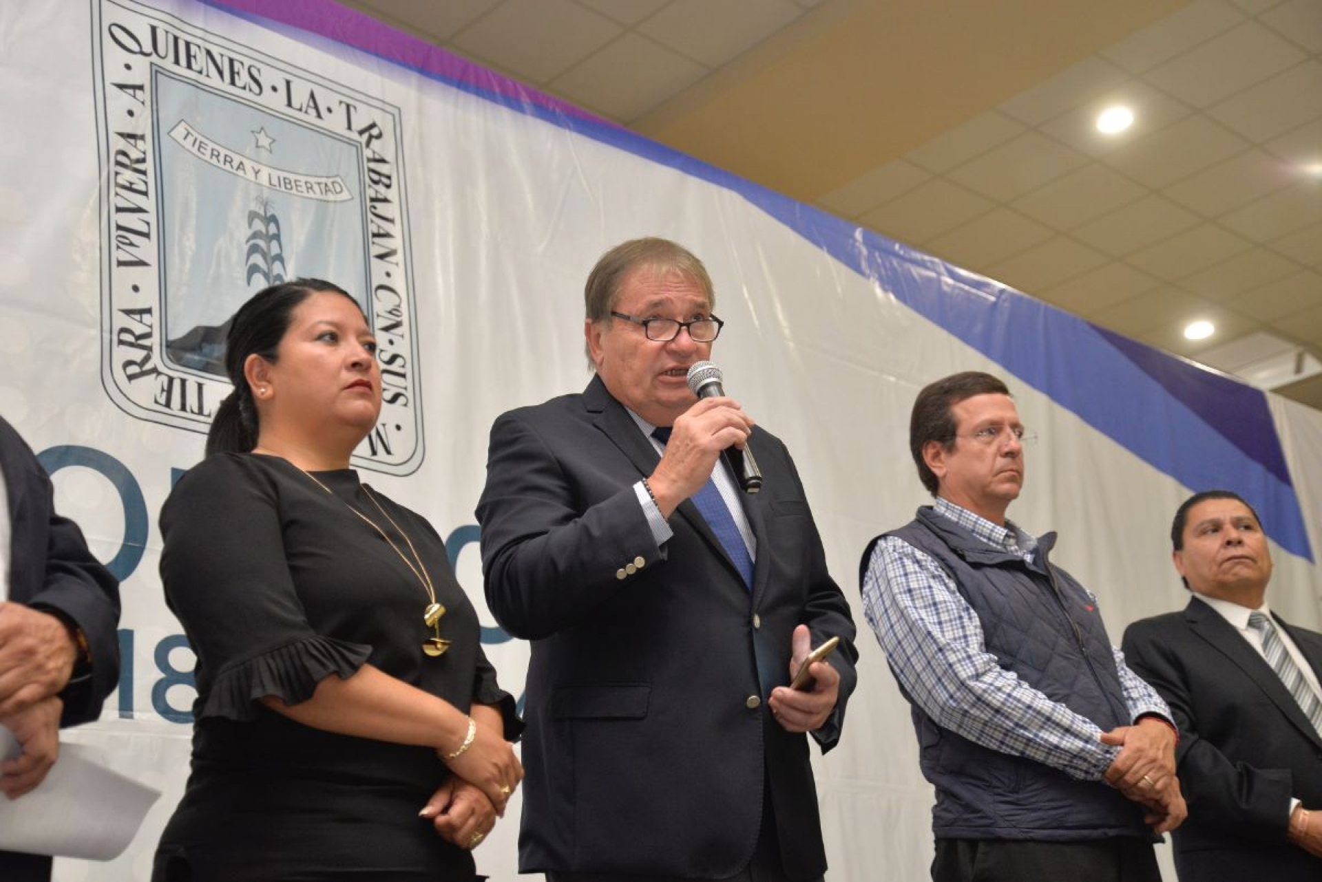 Malestar del equipo del gobernador electo por obstáculos en la transición