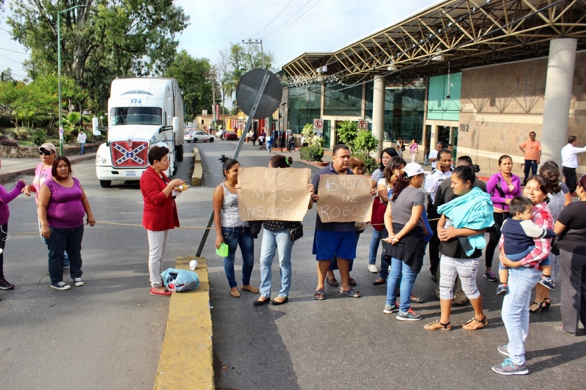 Por inseguridad, vecinos bloquearon accesos a la colonia Gualupita