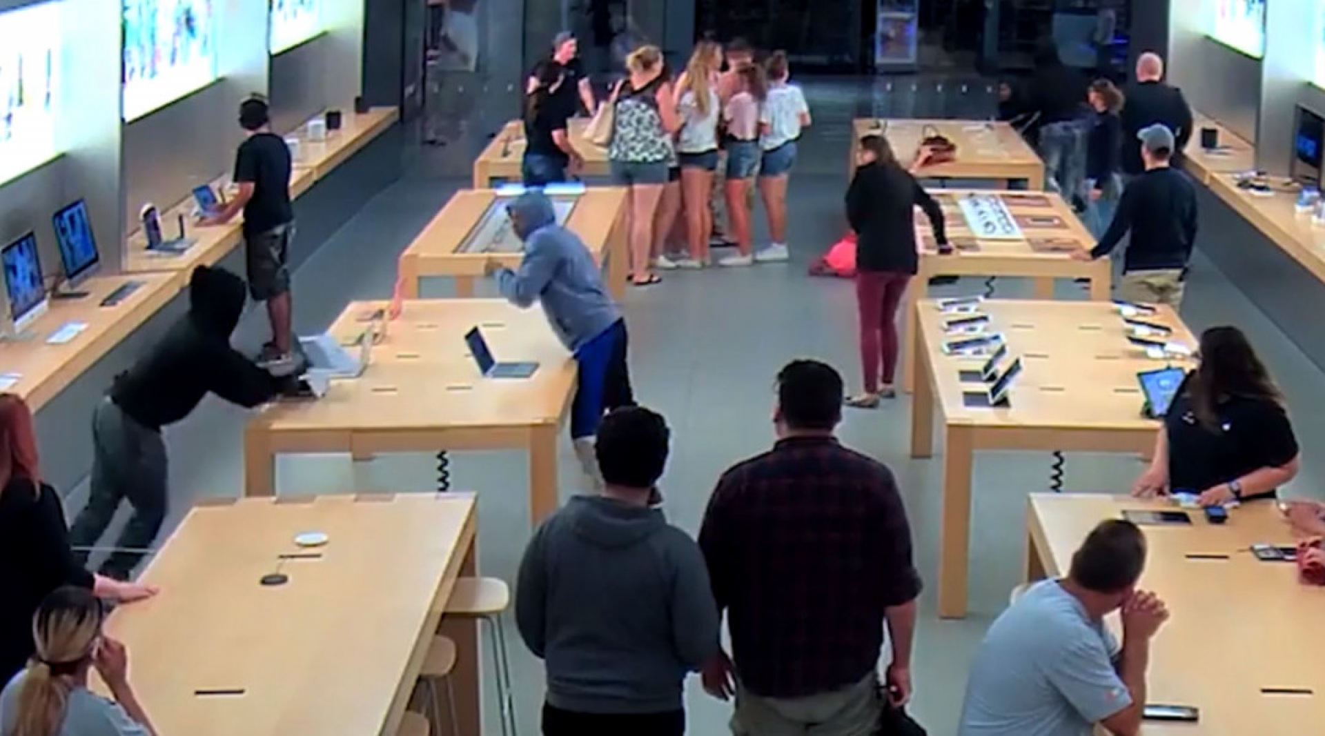 Robaron 27 mil dólares en productos Apple en 30 segundos y todo quedó en video