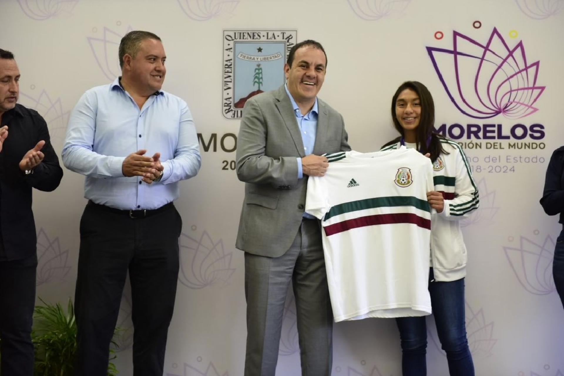 Entrega Cuauhtémoc Blanco reconocimiento a subcampeona del mundo con el Tri femenil Sub-17