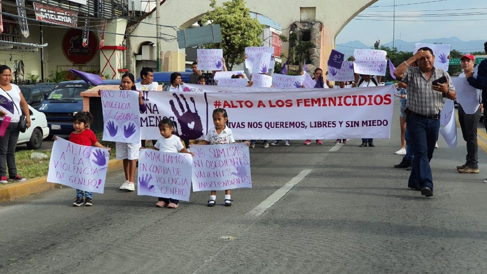 Marchan en Cuautla contra la violencia de género