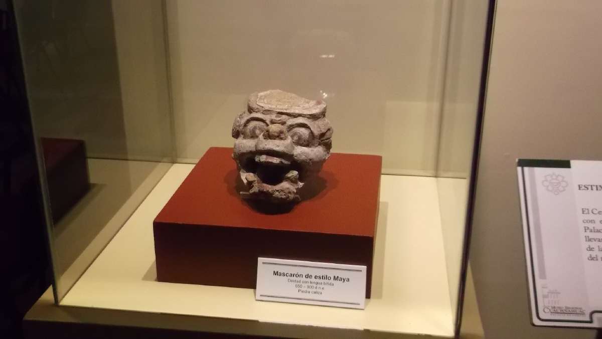 Mascarón de estilo maya, en el Palacio de Cortés