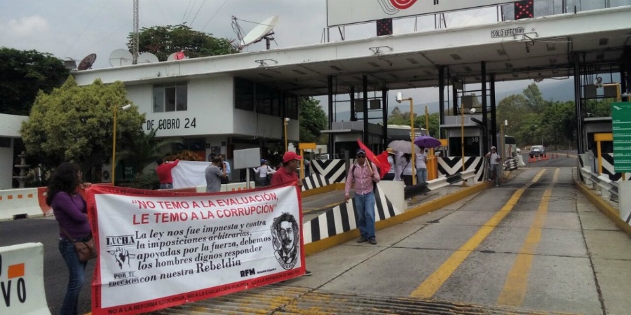 Maestros liberan caseta de peaje en Tepoztlán