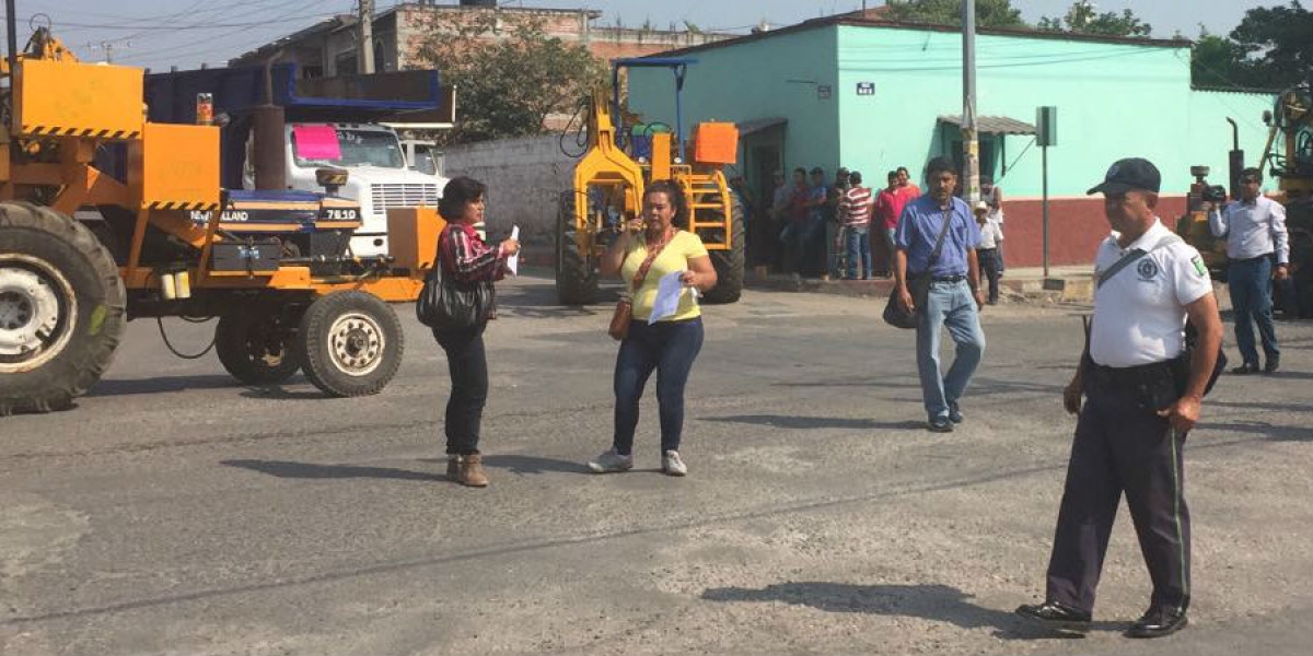 Bloquean camioneros cañeros accesos a Zacatepec