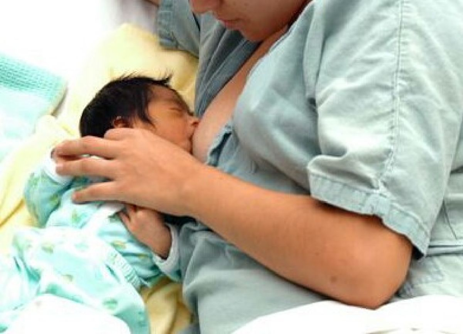 Básica, la leche materna en los primeros seis meses del bebé