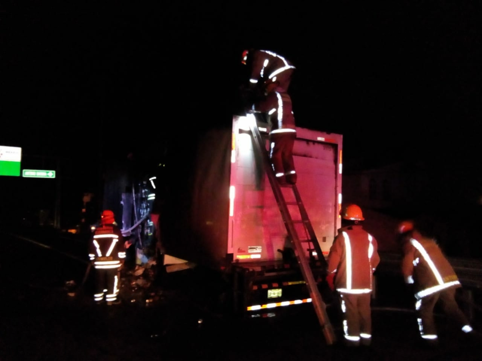 Se incendió camión torton en el libramiento Cuernavaca