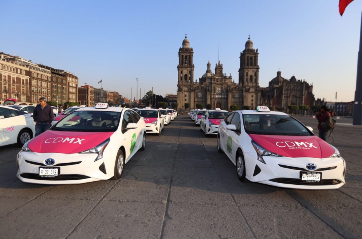Empiezan a operar en Ciudad de México 100 taxis híbridos con WiFi, GPS y botón de pánico