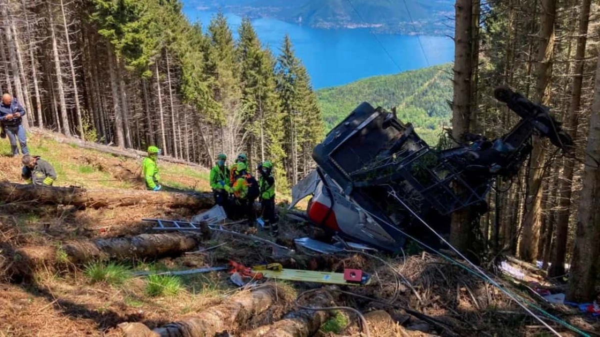 Desplome de teleférico en Italia, provoca la muerte de 14 personas