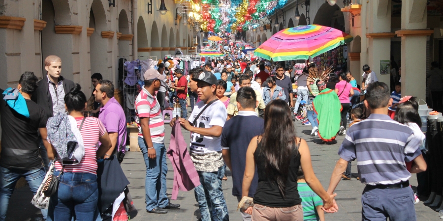 Comerciantes ambulantes se instalan en la calle Guerrero para venta navideña