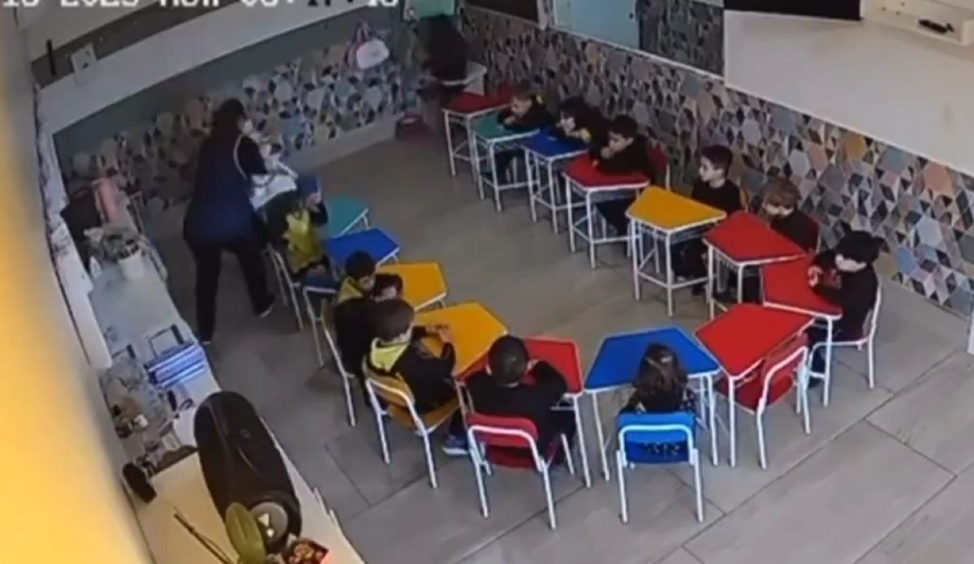 Video viral muestra a maestra que golpea a niño y le tira un diente
