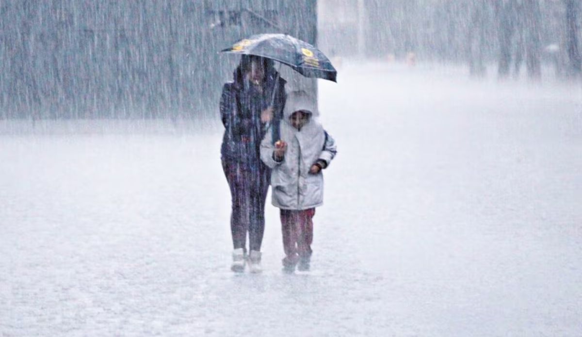 ¿La lluvia ácida puede afectar tu piel? Esto es lo que debes saber