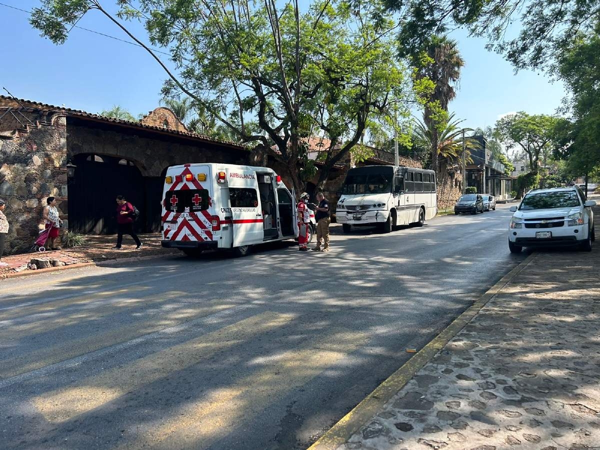 Se impacta una “ruta” contra un árbol