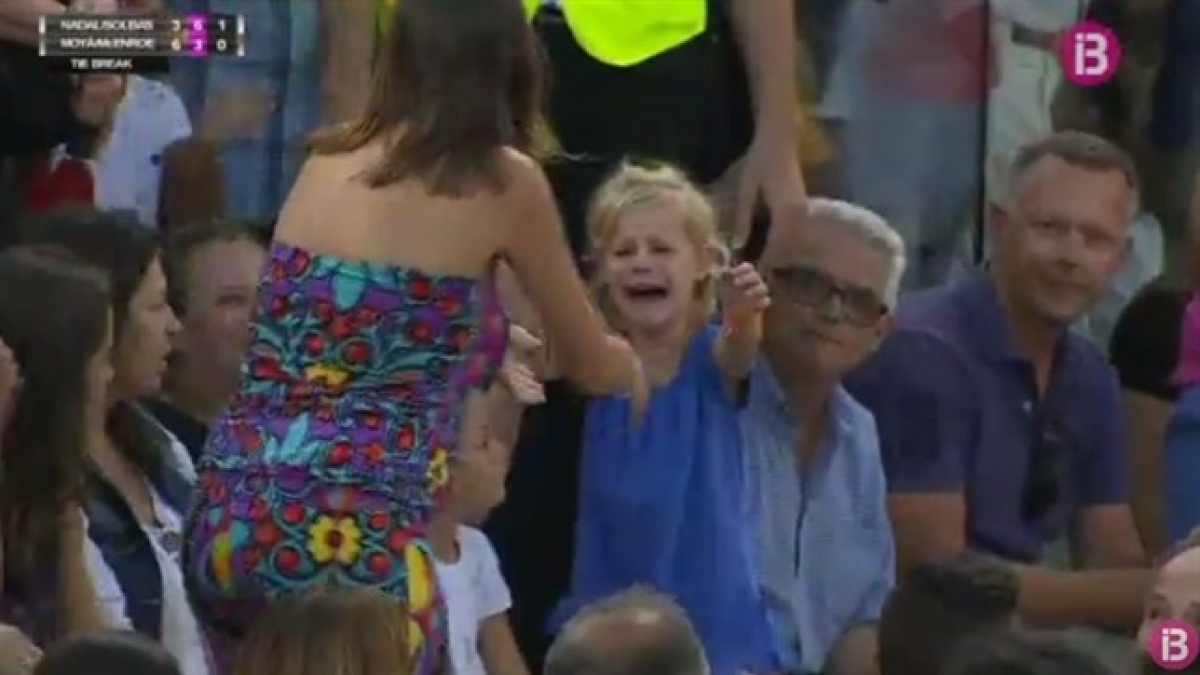 Rafa Nadal para un partido para que una madre encuentre a su hija perdida