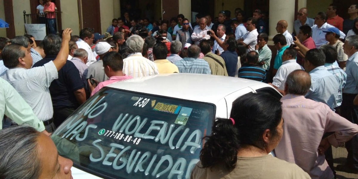 Protestan taxistas de Tepoztlán contra la inseguridad
