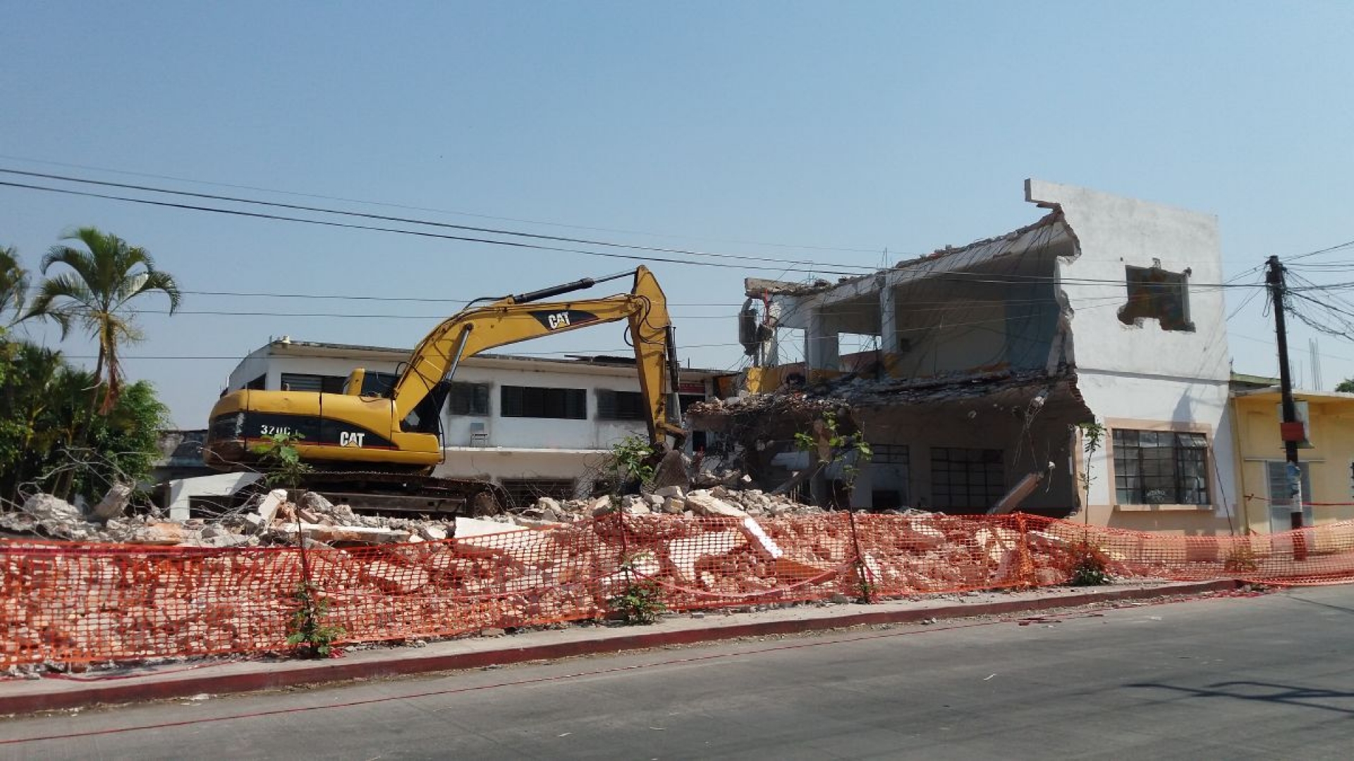 Inicia la demolición de histórica escuela en Casasano