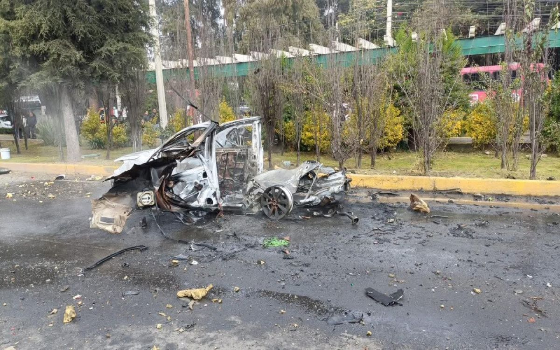 Explosión de taxi con pirotecnia deja tres heridos en la México–Toluca