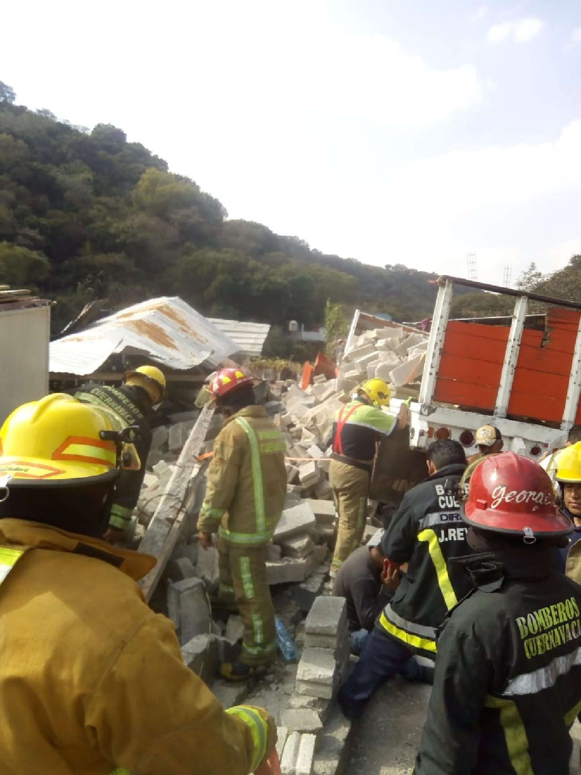 Camión sin frenos tira barda en una casa