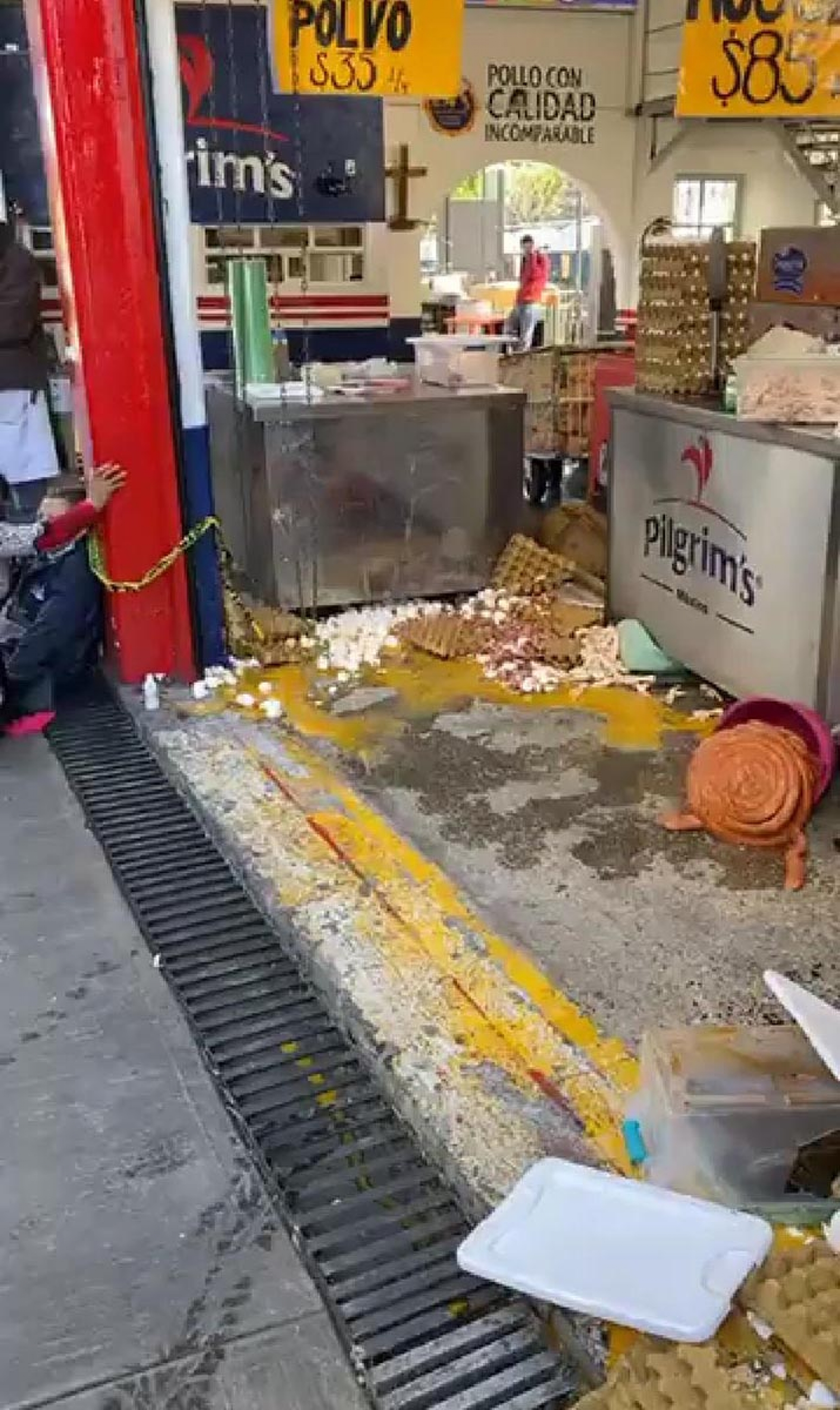 Se impacta auto contra la entrada de una pollería