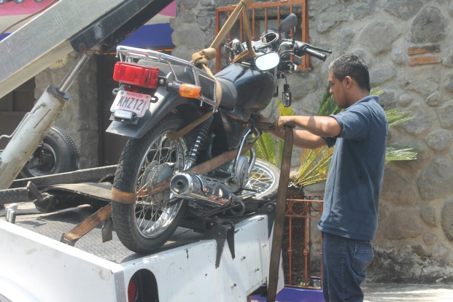 Choca motociclista contra un camión en Cuernavaca