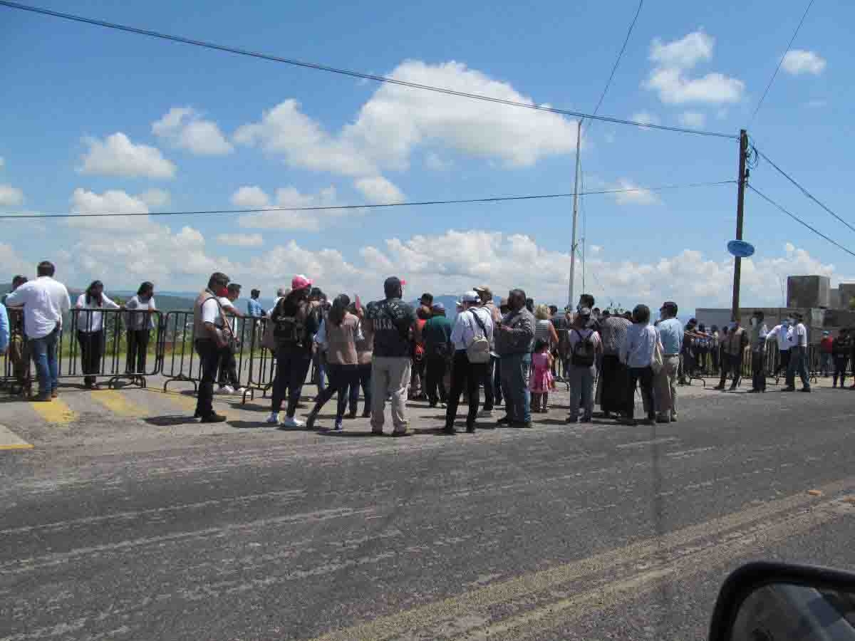 Recibe AMLO peticiones de todo tipo en su visita a Jojutla