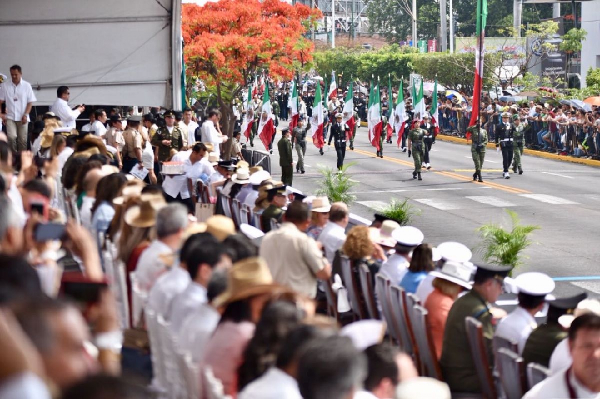 Disfrutan familias de quinto desfile cívico-militar