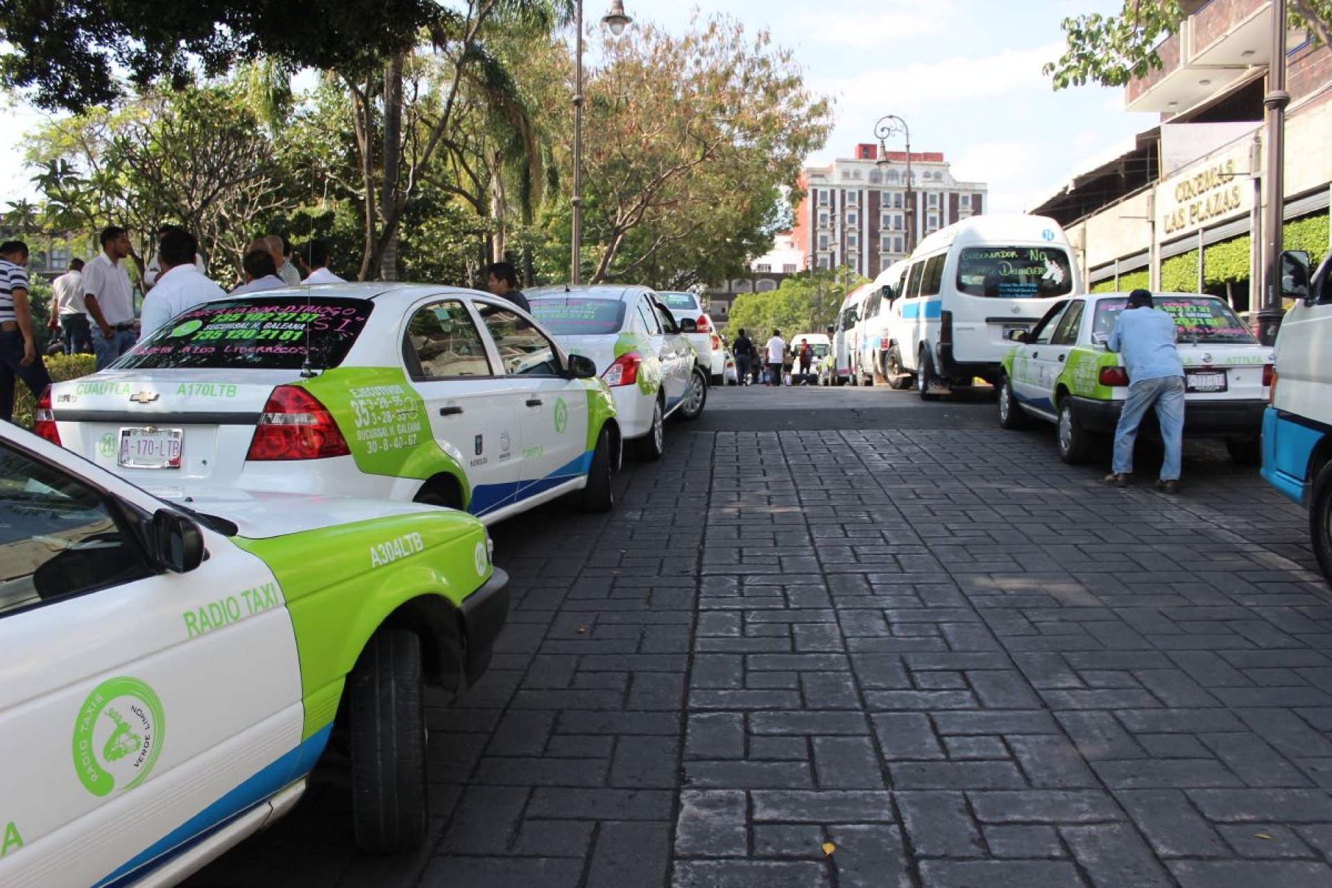 Transportistas piratas bloquean calles