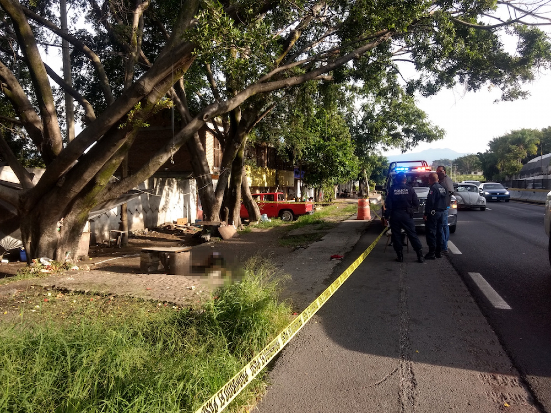 Hallan un cadáver a la orilla de la autopista en Temixco