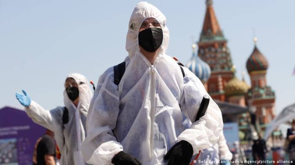 Rusia alcanza nuevo récord de muertes por COVID con todo y confinamiento