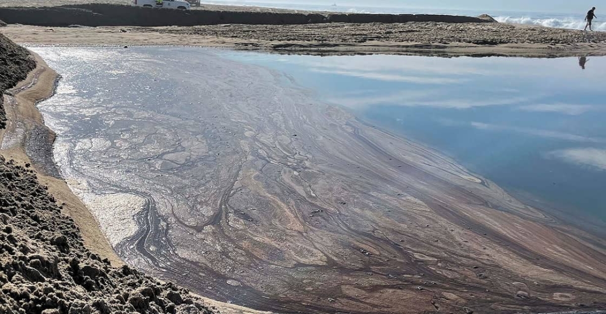 Derrame de petróleo en el mar provoca cierre de playas en California