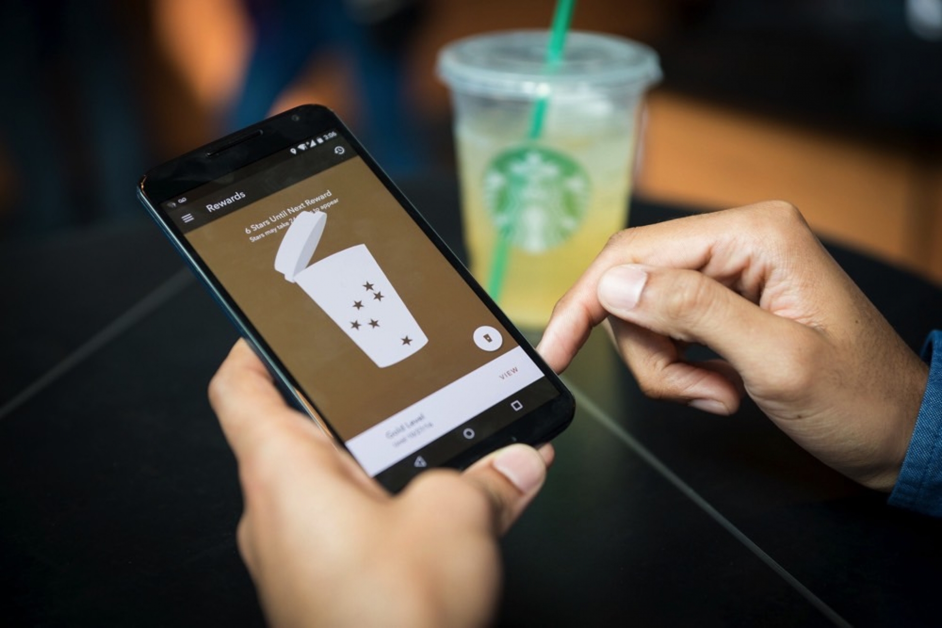 Starbucks lanza su propia tarjeta de crédito