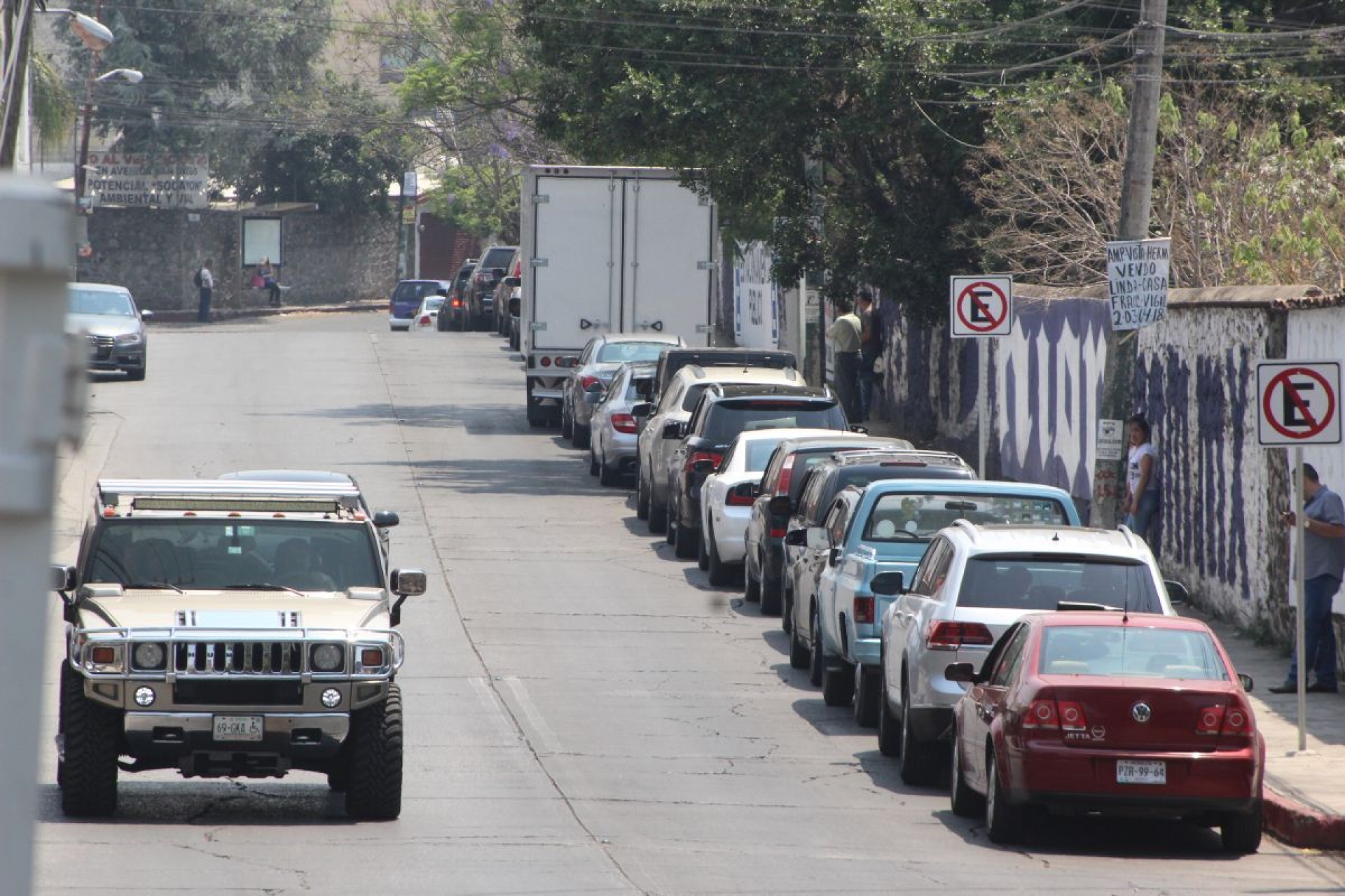 Clientes de verificentro provocan caos; se estacionan en lugar prohibido