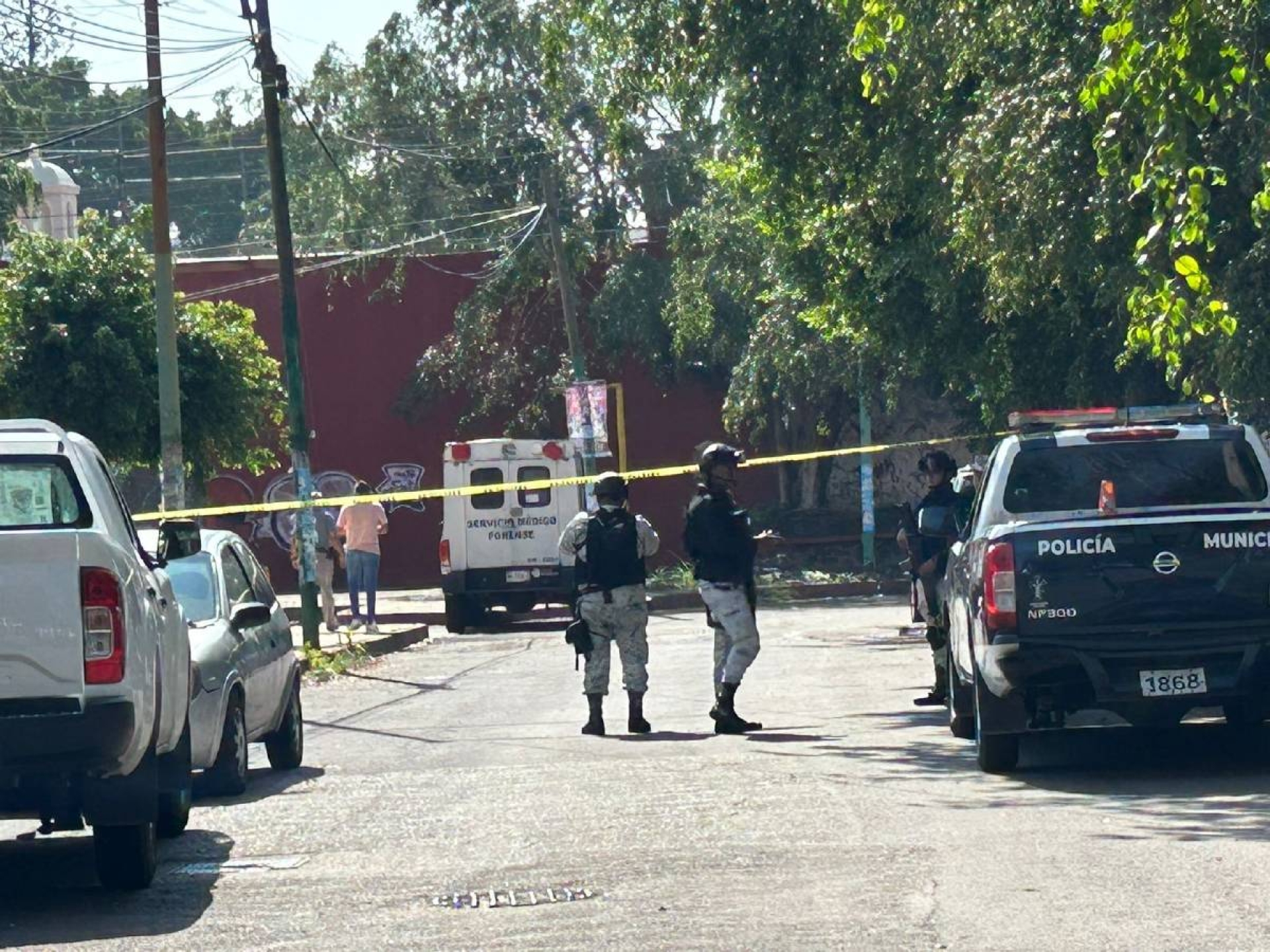 Abandonan un cadáver frente a una primaria