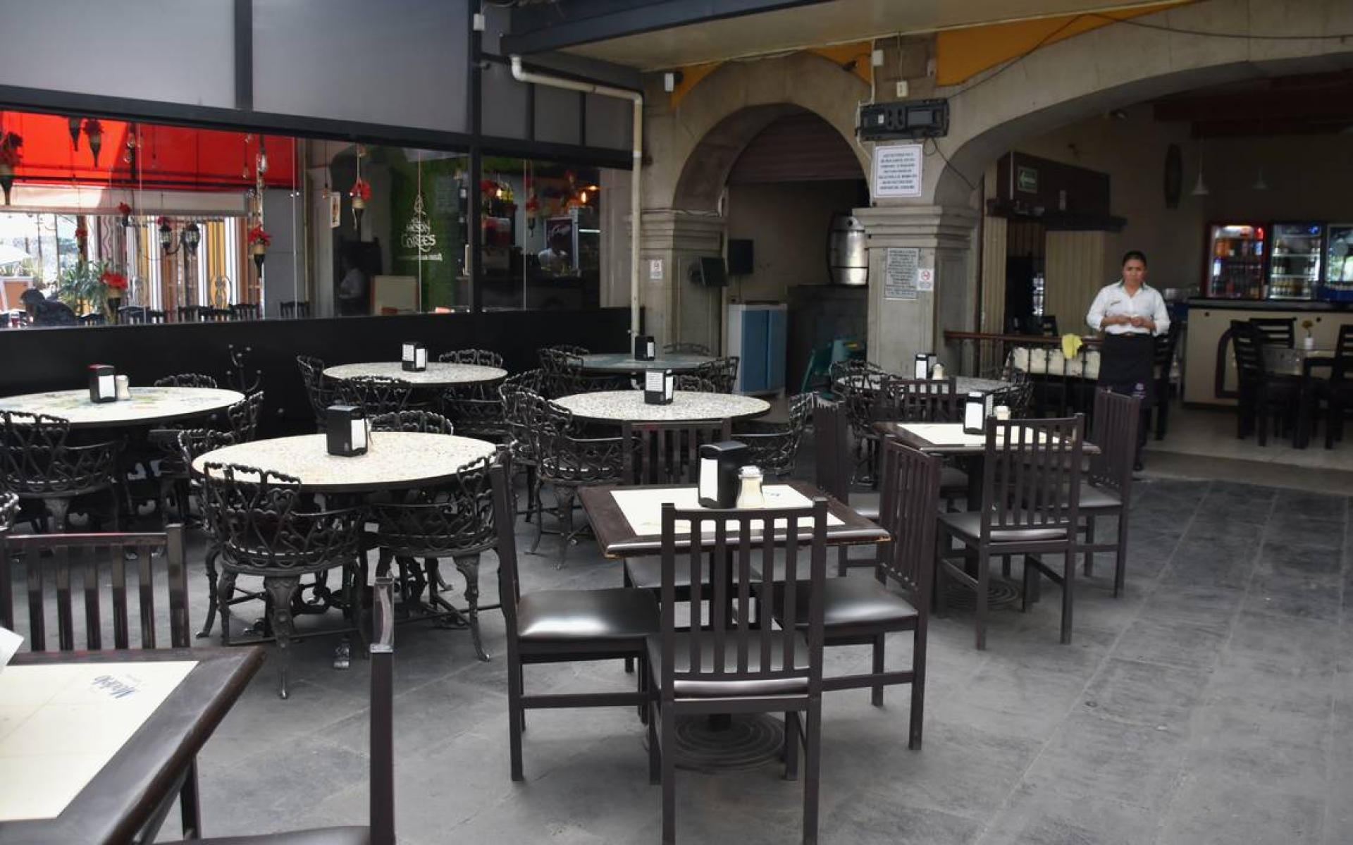 Restauranteros apenas sobreviven con una fracción de sus anteriores ventas