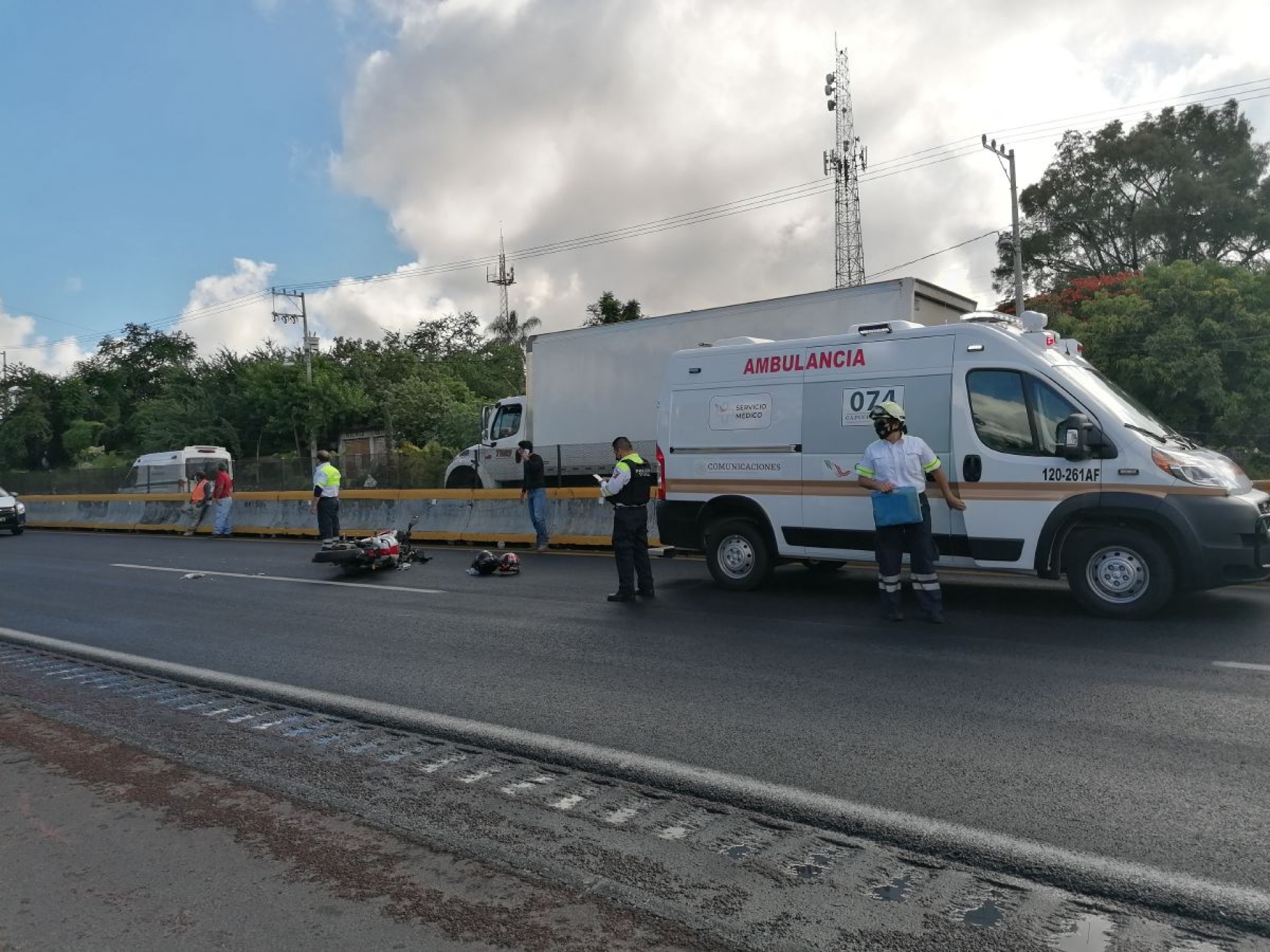 Derrapan sobre la autopista México-Acapulco