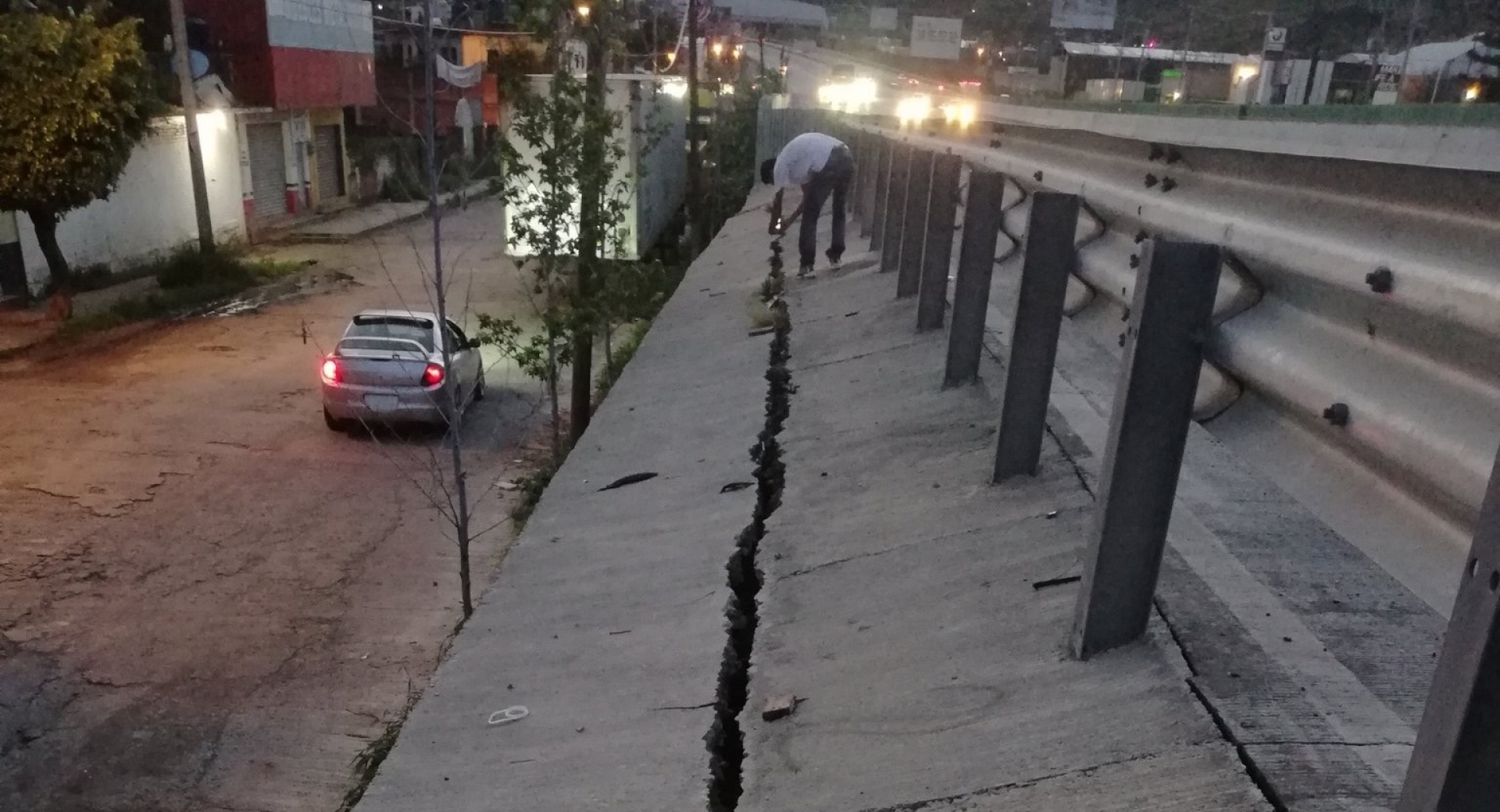 Desprendimiento en muro de contención en el libramiento de Cuernavaca-Paso Exprés