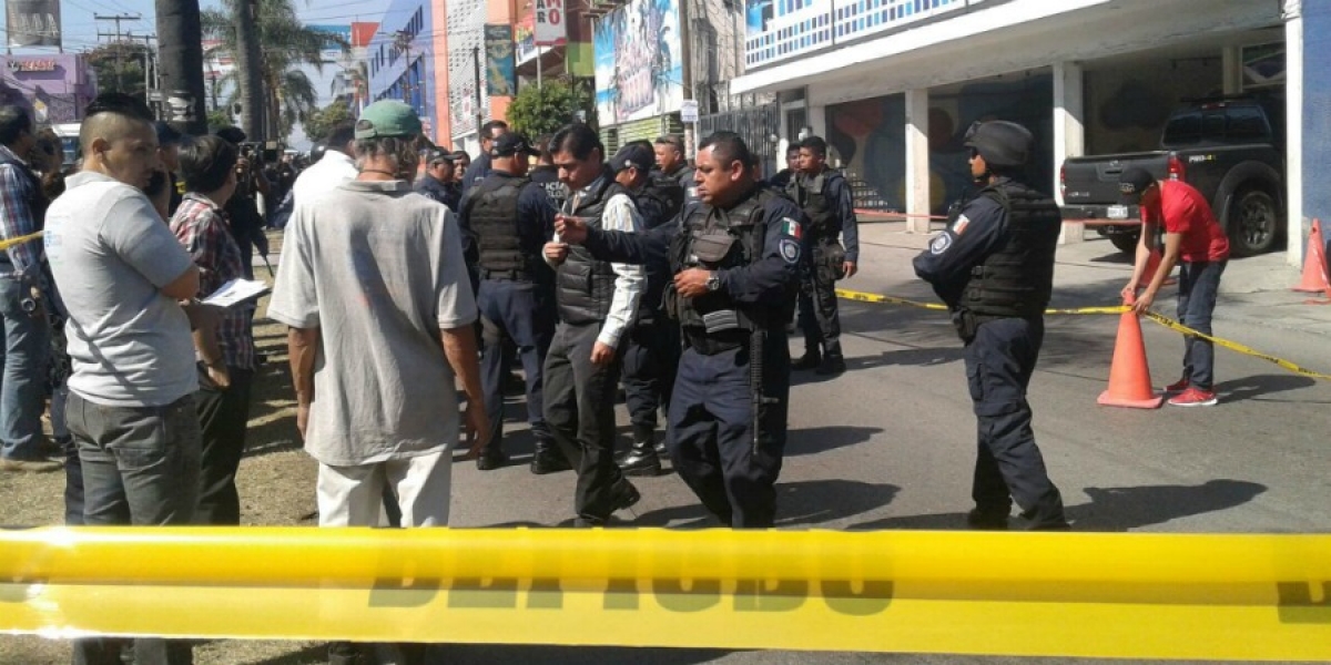 Un muerto y un policía herido, saldo de enfrentamiento armado en la avenida Plan de Ayala