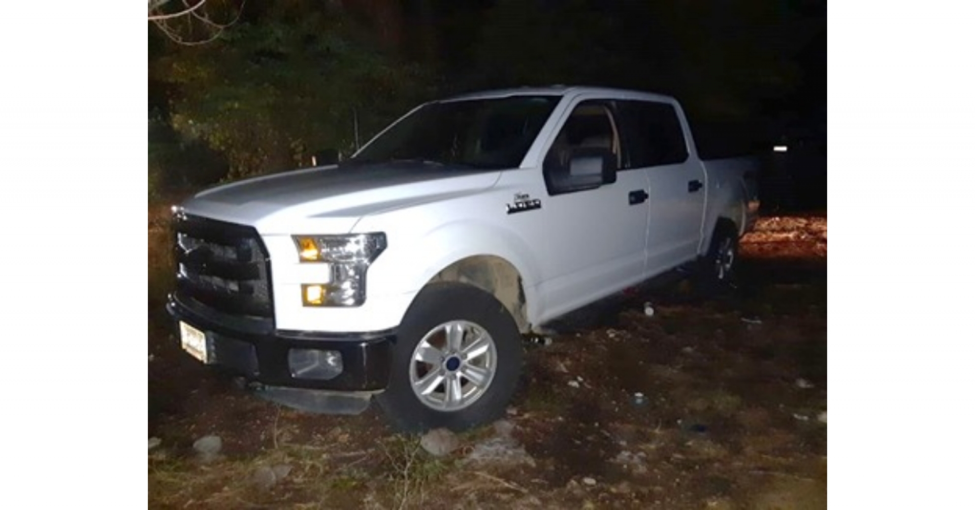 Abandonan una camioneta en el poblado de Tehuixtla