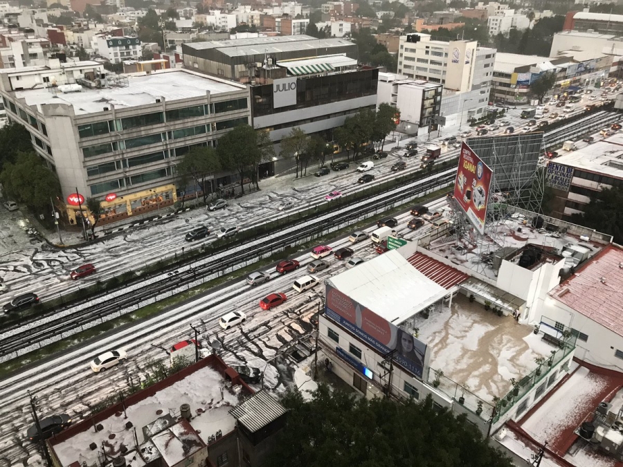 Granizo deja irreconocible la avenida Tlalpan en Cdmx