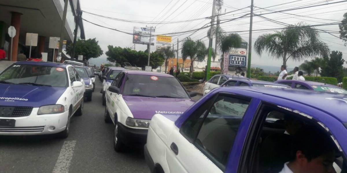 Taxistas se manifiestan y realizan bloqueo en la avenida Domingo Diez