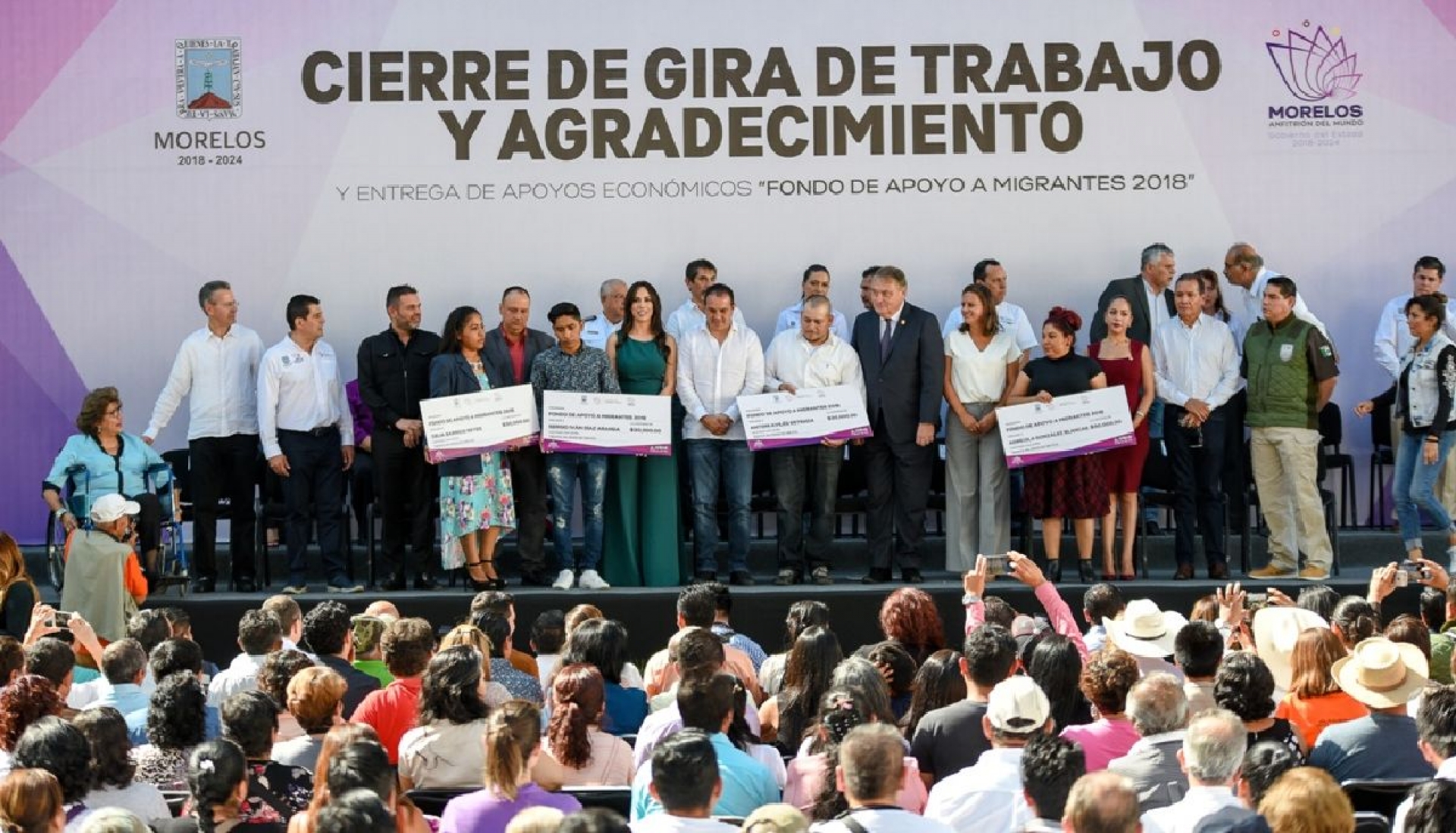 Entrega Cuauhtémoc Blanco apoyo económico a migrantes morelenses repatriados