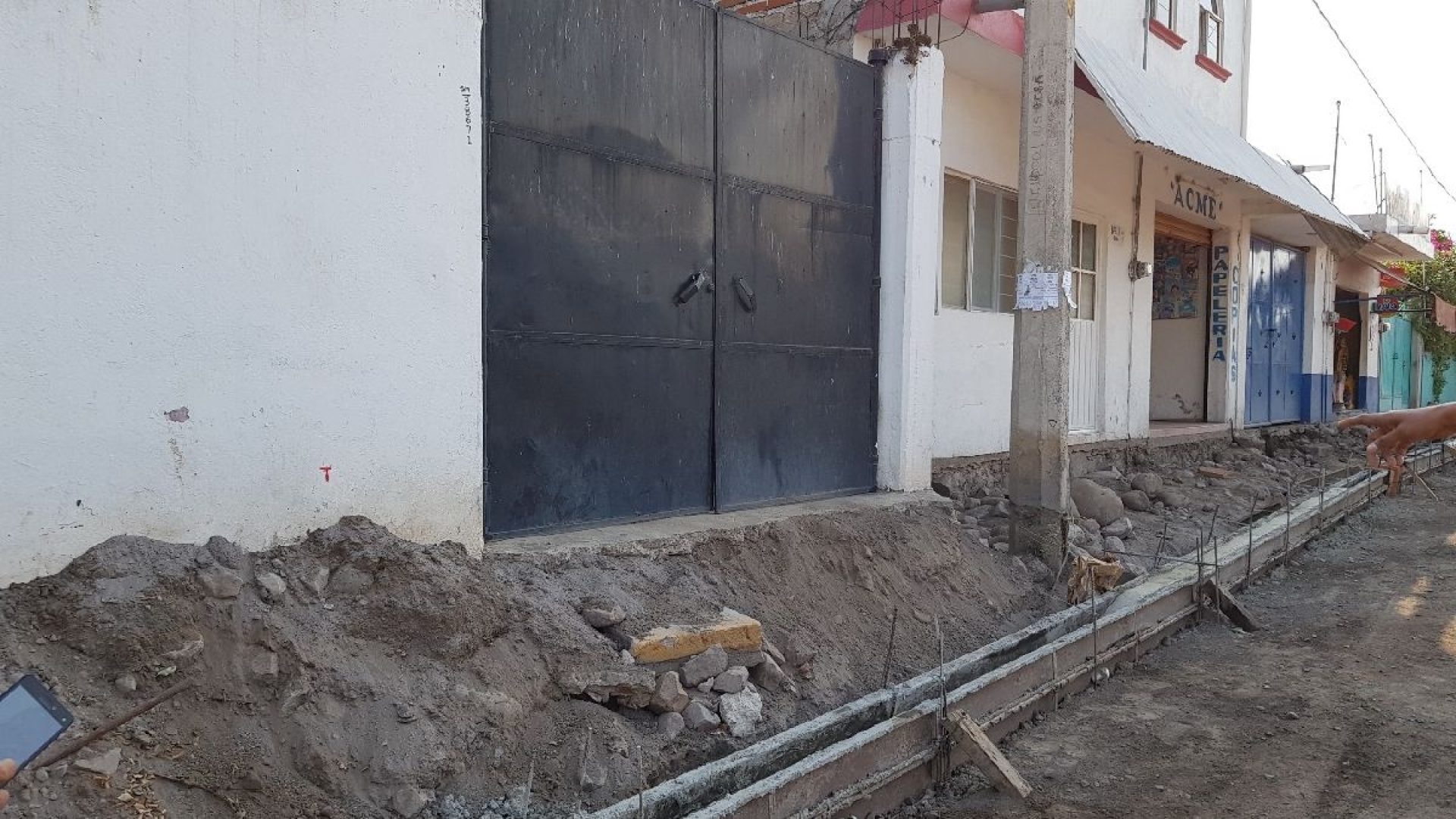 Molestos, los vecinos de la Cuautlixco por irregularidades en obra de pavimentación