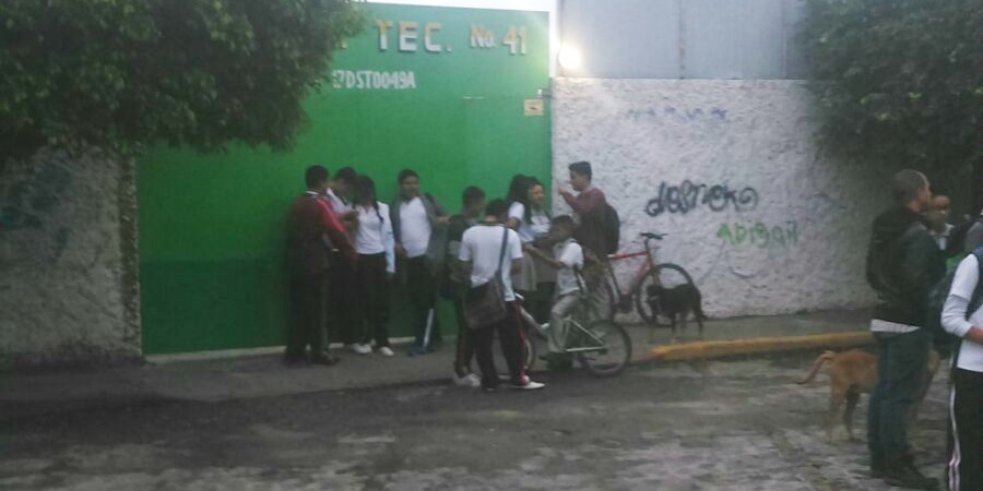 Protestan estudiantes y padres de familia de la Escuela Secundaria Técnica 41