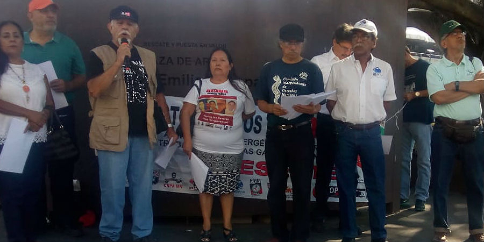 Se manifiestan activistas por un mes más de la desaparición de 43 normalistas