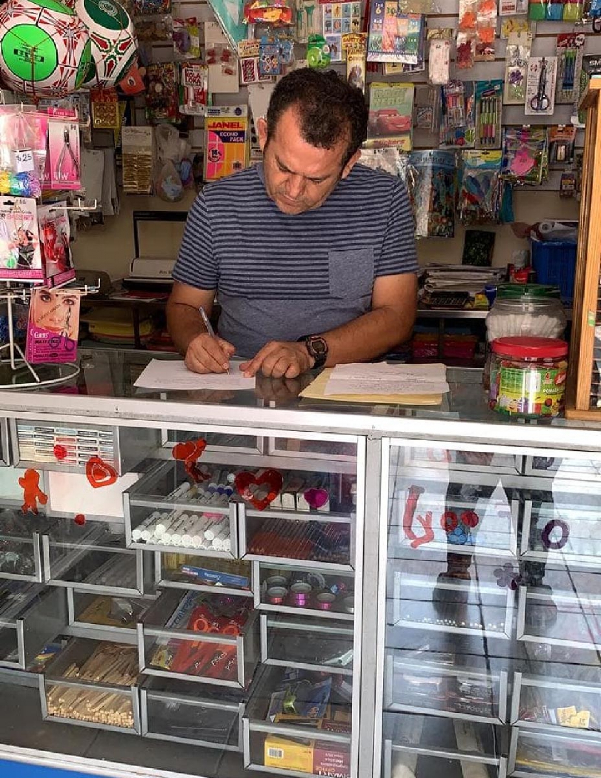 Federico espera apoyos para su papelería