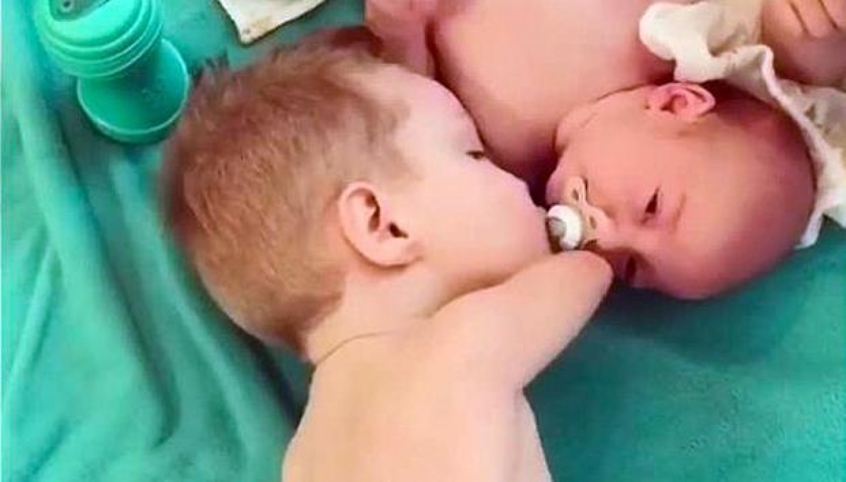 VIDEO: El tierno gesto de estos bebés conmueven las redes